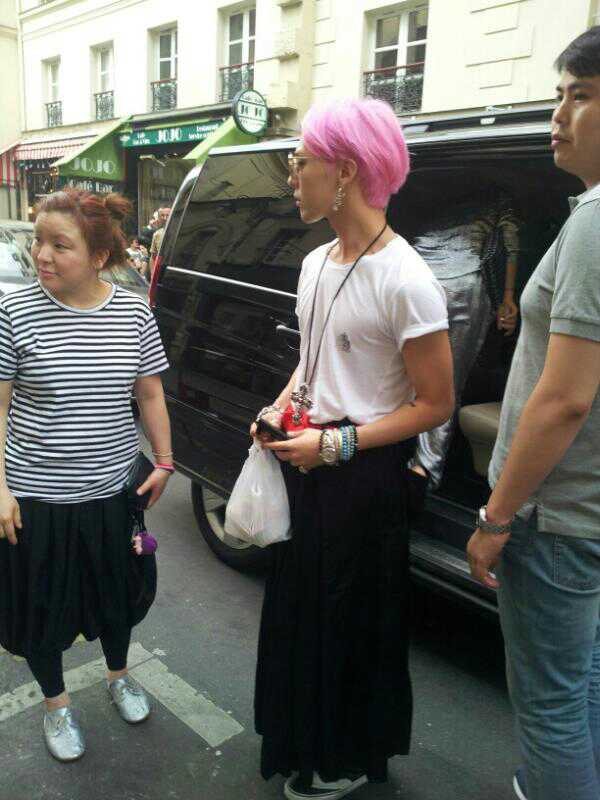 G-Dragon szoknyában. És rózsaszín hajjal. Dupla buzifaktor(?) Képforrás: Asian Pop Addict