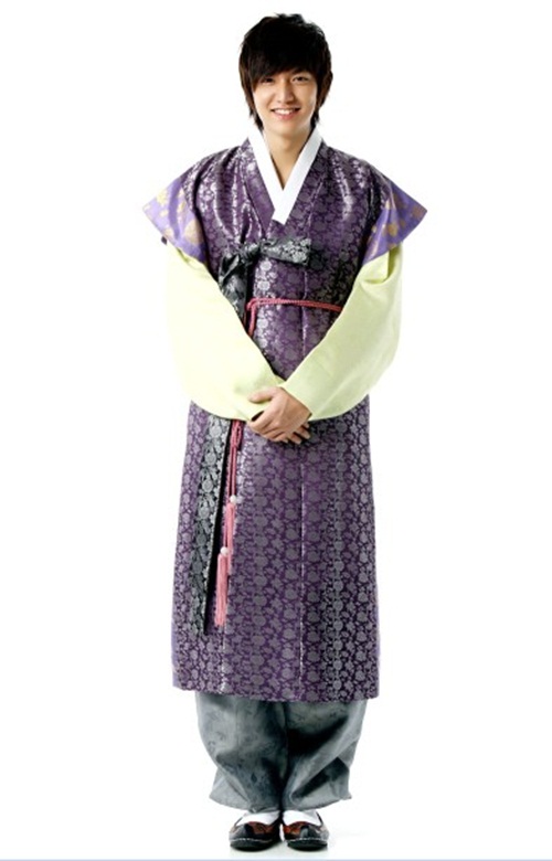 I Minho hanbokban. Fotó: en.korea.com