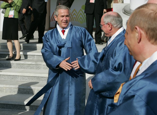 George Bush turumagiba bújtatva. Fotó: eDaily