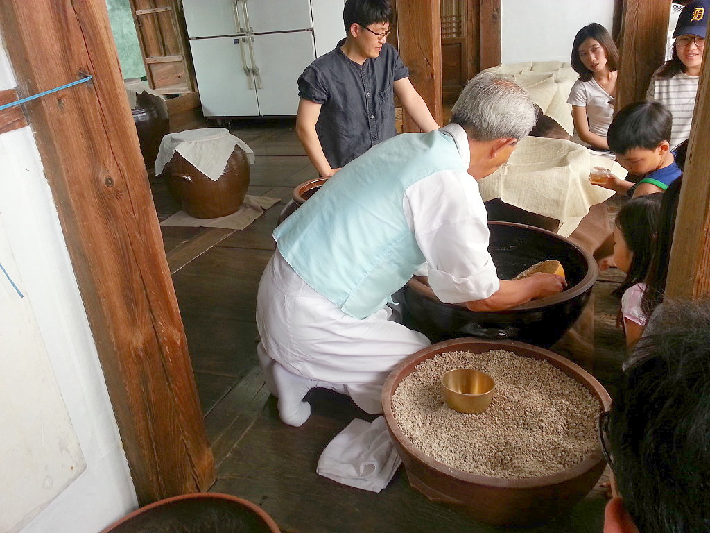 Making beopju. Photo:  44kkong.tistory.com