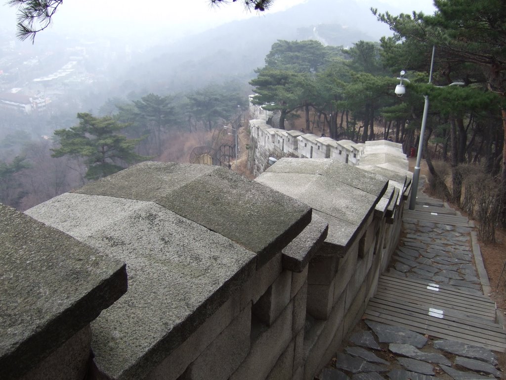 Fortress walls of Seoul at Bugaksan. Photo: Palandri at Panoramio.