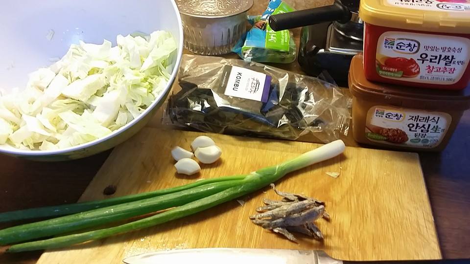 Káposztás szójababkrém-leves, mungóbabcsíra saláta