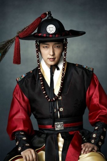 8 koreai színész, akinek istenien áll a történelmi öltözék